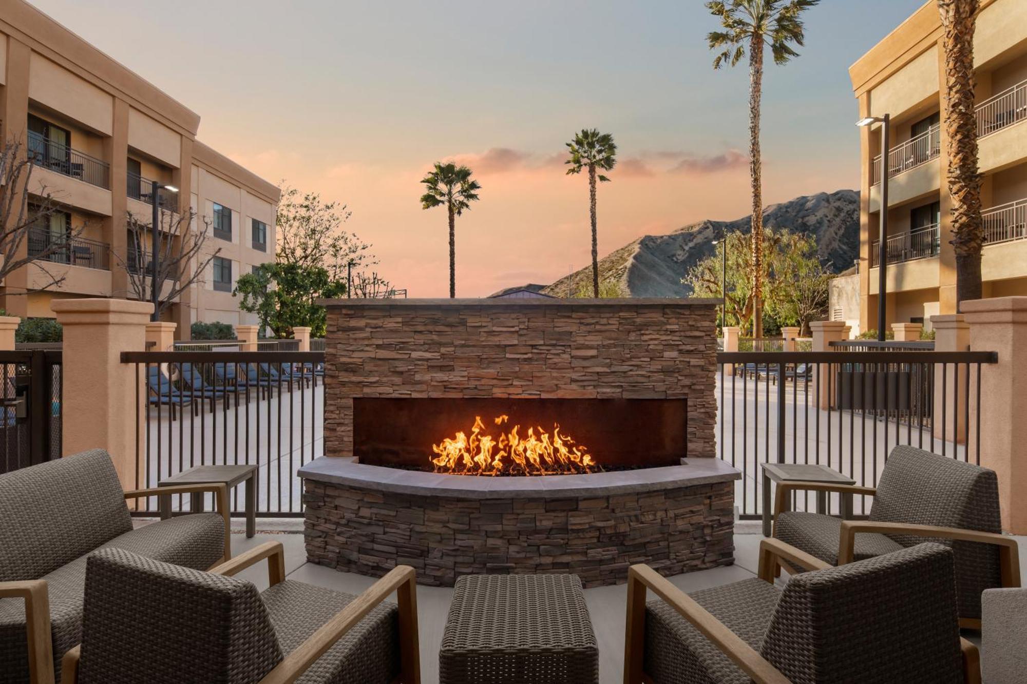 Отель Courtyard By Marriott Santa Clarita Валенсия Экстерьер фото