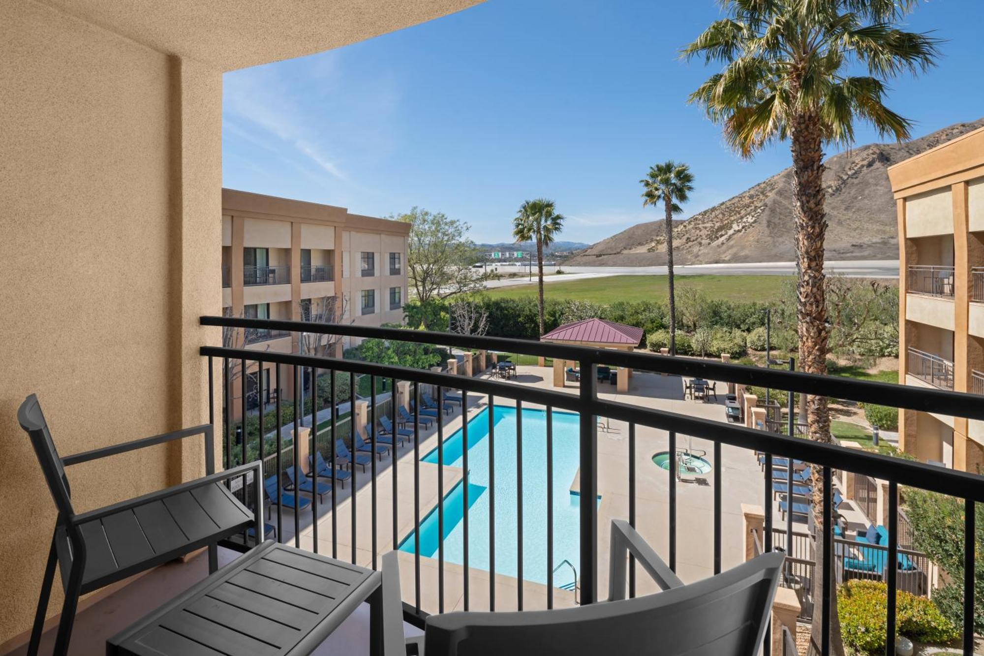 Отель Courtyard By Marriott Santa Clarita Валенсия Экстерьер фото