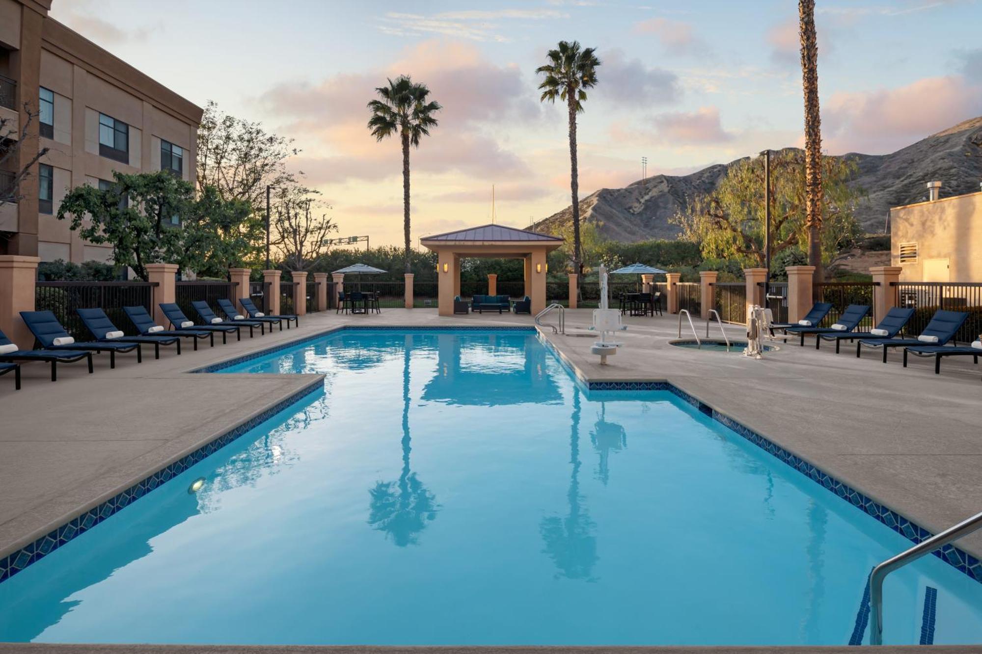 Отель Courtyard By Marriott Santa Clarita Валенсия Экстерьер фото